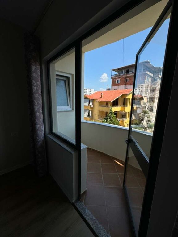 Appartamento in Affitto: 2+1 📍Don Bosko (Vicino alla Scuola Vace Zela) - 2° Piano - 60.000 Lek - Edificio 2010 - Superficie 90m² || 100% Nuovo e Recentemente Ristrutturato ✨