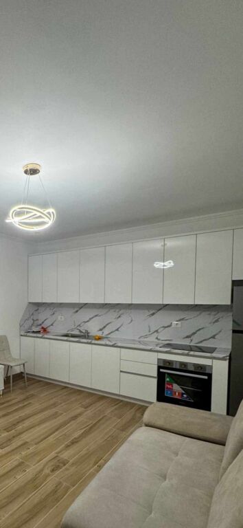 🏡 Affittasi appartamento 1+1 con parcheggio in villa – Shkozë