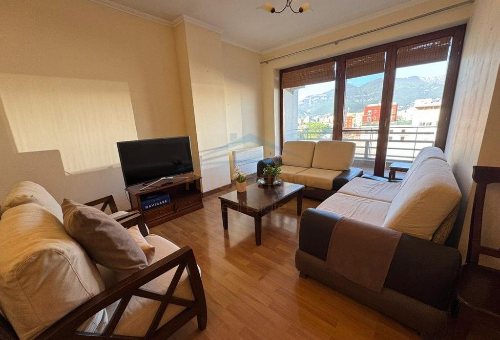 Shitet, Apartament 2+1, Rruga e Barrikadave, Tiranë.​