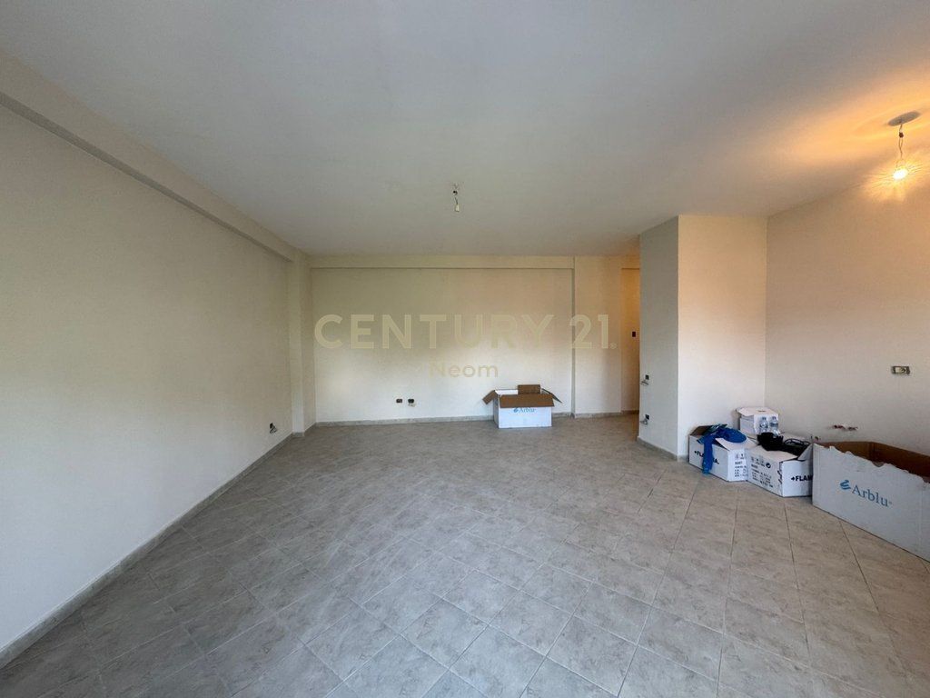 Apartment 2+1 for sale on Bulevardi Ri Astir. 120,000 € Total area 118m2