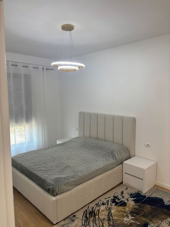 Jepet me qera apartament 2+1+2 në Porcelan! 800