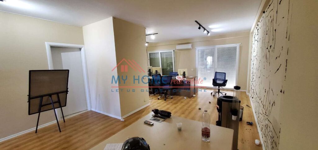 Office for rent at the Paris Commune in Tirana
