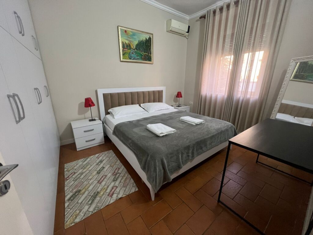 Rruga e Durresit, jepet me qera apartament  2+1.