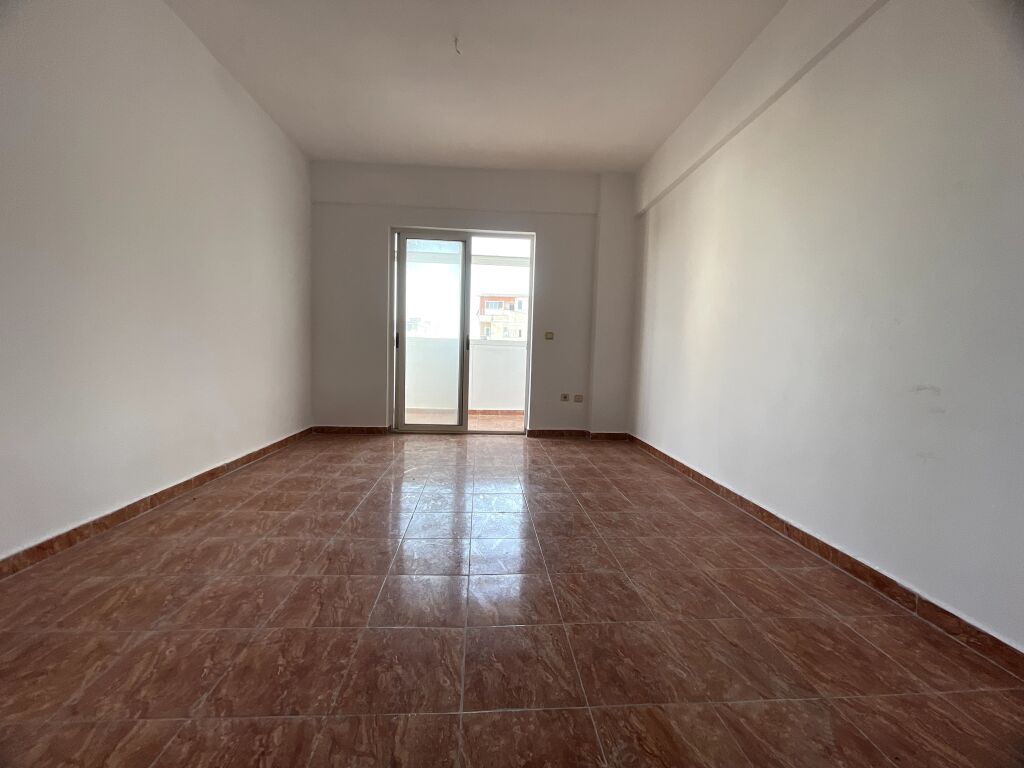 Shitet apartament 2+1