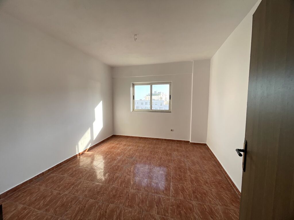 Shitet apartament 2+1
