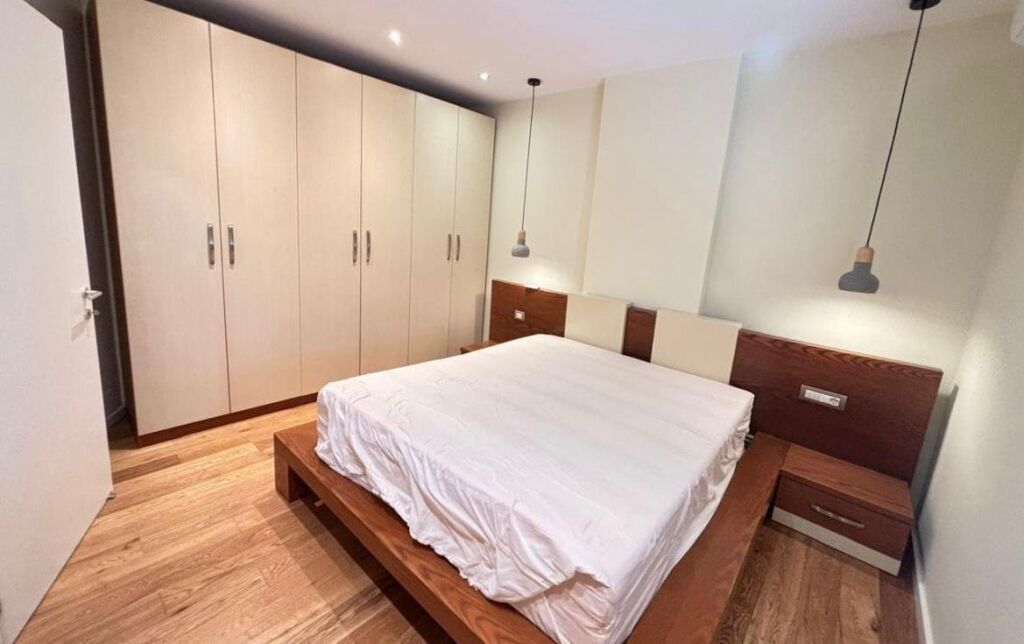 Jepet me qira apartament 3+1 Qendra . Me ashensor . Shkolla e kuqe . Cmim okazion