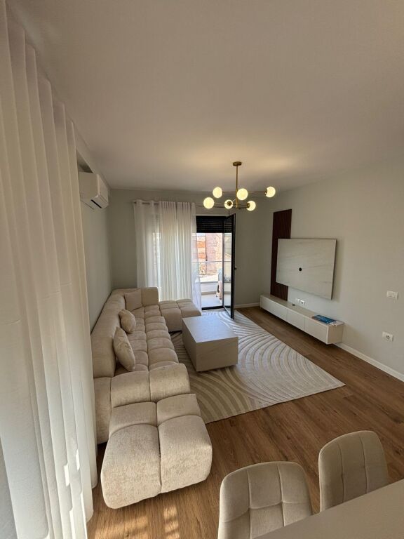 Jepet me qera apartament 2+1+2 në Porcelan! 800