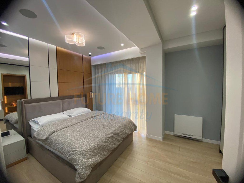 Affitto, Duplex 4+1+3+Veranda+Posto auto, Complesso Square 21, Tirana.