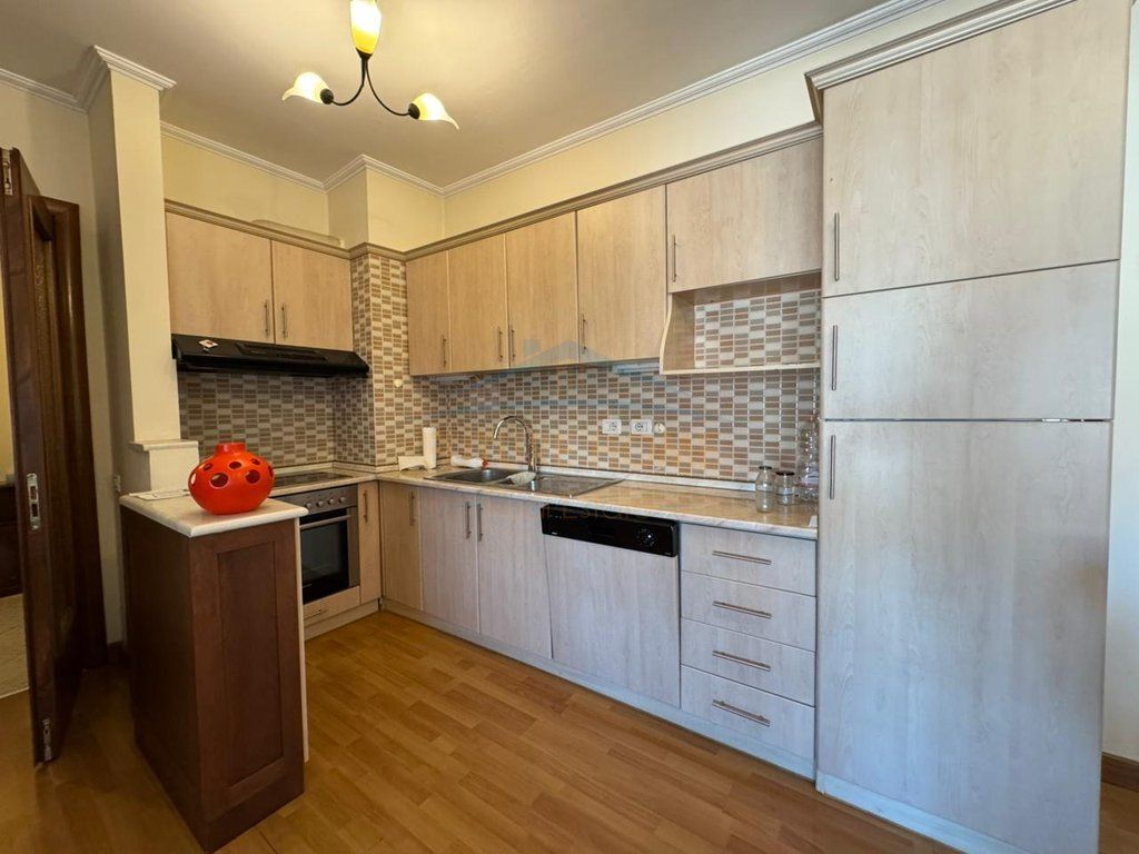 Shitet, Apartament 2+1, Rruga e Barrikadave, Tiranë.​