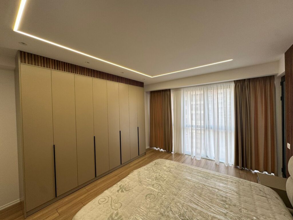 ✨Affittasi appartamento 2+1 ad Astir (Complesso Urban Gate) Superficie: 110 m2+ balcone Illuminazione naturale in tutte le stanze, con vista aperta dal viale Piano: 6 L'appartamento è appena arredato, con mobili e apparecchi completamente nuovi, pronto per essere abitato immediatamente. Posto auto opzionale al piano -1 • Posizione molto favorevole, in uno dei complessi più preferiti nella zona di Astir  Prezzo: • 73.000 Lek/mese (senza posto auto) • 80.000 Lek/mese (con posto auto)