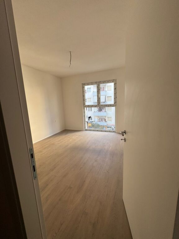ZYRE ME QERA 100 M2 ASTIR 50.000 LEKE FH-71313
