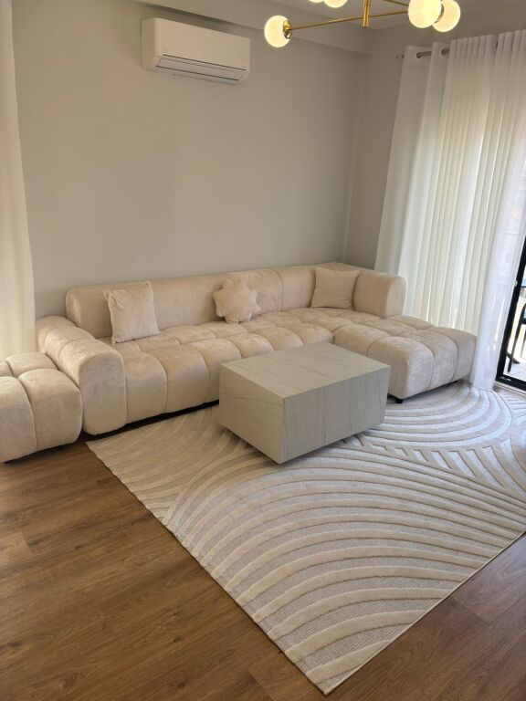 Jepet me qera apartament 2+1+2 në Porcelan! 800