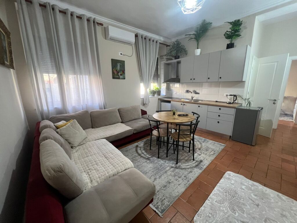 Rruga e Durresit, jepet me qera apartament  2+1.