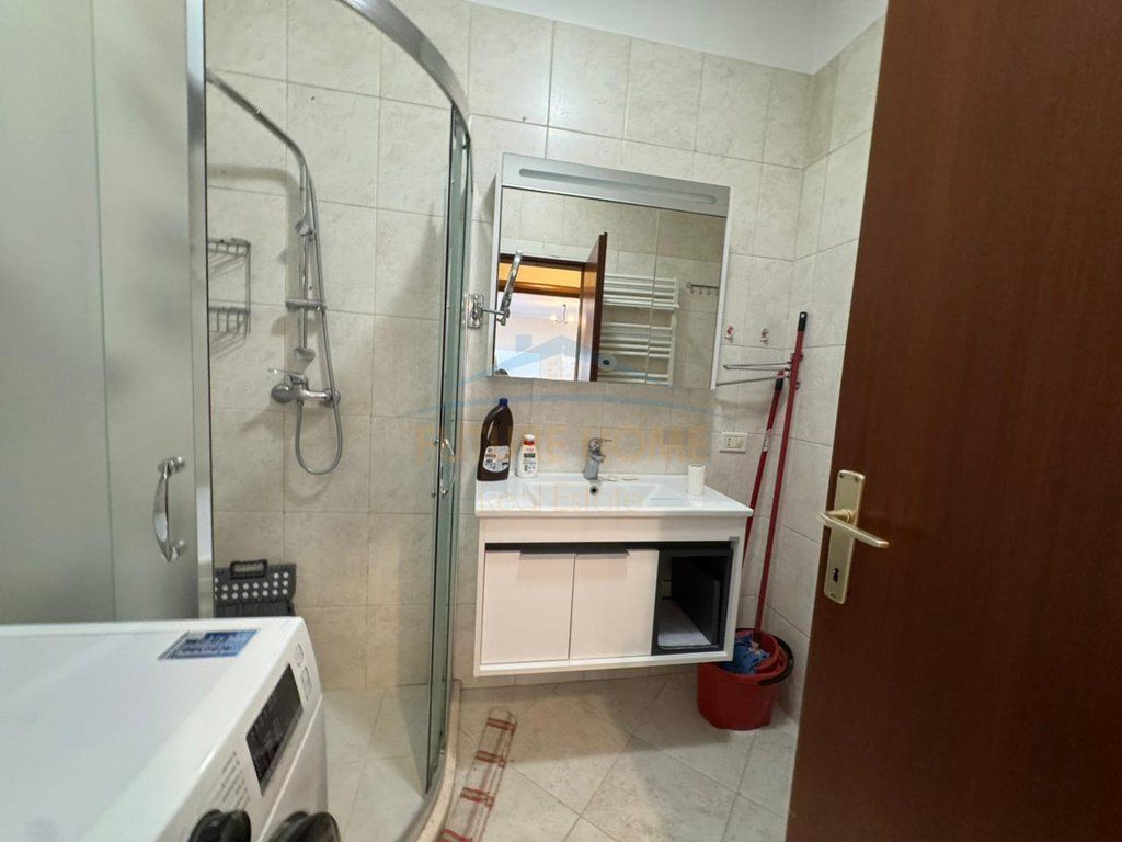 Shitet, Apartament 2+1, Rruga e Barrikadave, Tiranë.​