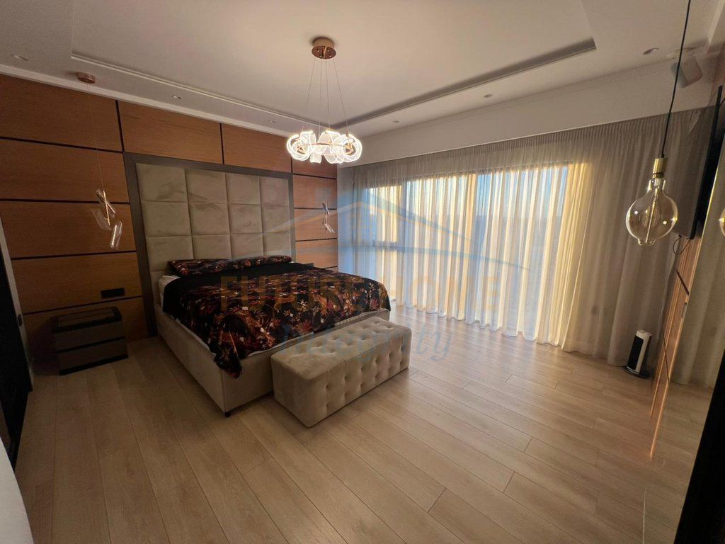 Affitto, Duplex 4+1+3+Veranda+Posto auto, Complesso Square 21, Tirana.