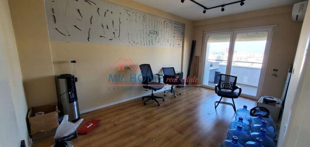 Office for rent at the Paris Commune in Tirana