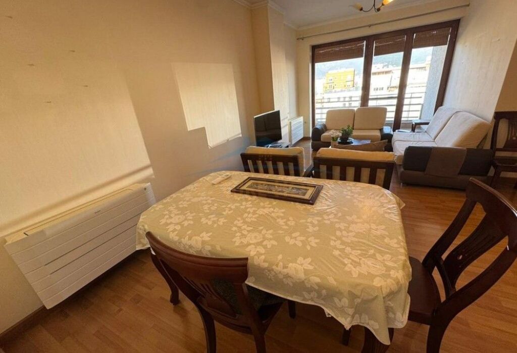 Shitet, Apartament 2+1, Rruga e Barrikadave, Tiranë.​