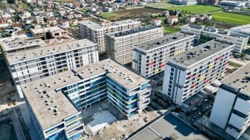 Clearing Opportunity At Univers City, Shop With Veranda For Sale Ideal For Investment !!