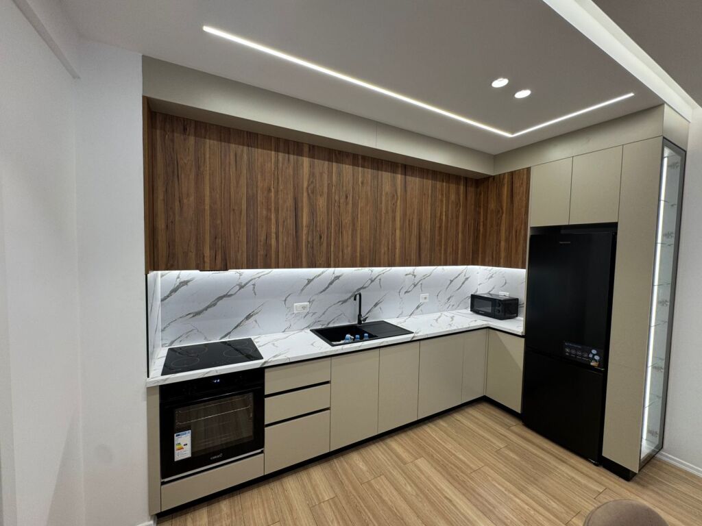 ✨Affittasi appartamento 2+1 ad Astir (Complesso Urban Gate) Superficie: 110 m2+ balcone Illuminazione naturale in tutte le stanze, con vista aperta dal viale Piano: 6 L'appartamento è appena arredato, con mobili e apparecchi completamente nuovi, pronto per essere abitato immediatamente. Posto auto opzionale al piano -1 • Posizione molto favorevole, in uno dei complessi più preferiti nella zona di Astir  Prezzo: • 73.000 Lek/mese (senza posto auto) • 80.000 Lek/mese (con posto auto)