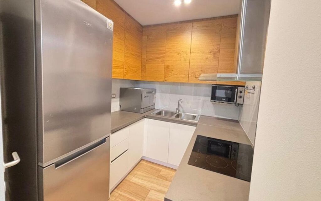 Jepet me qira apartament 3+1 Qendra . Me ashensor . Shkolla e kuqe . Cmim okazion