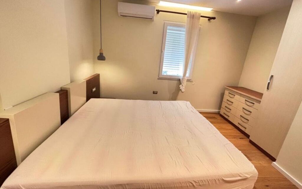 Jepet me qira apartament 3+1 Qendra . Me ashensor . Shkolla e kuqe . Cmim okazion