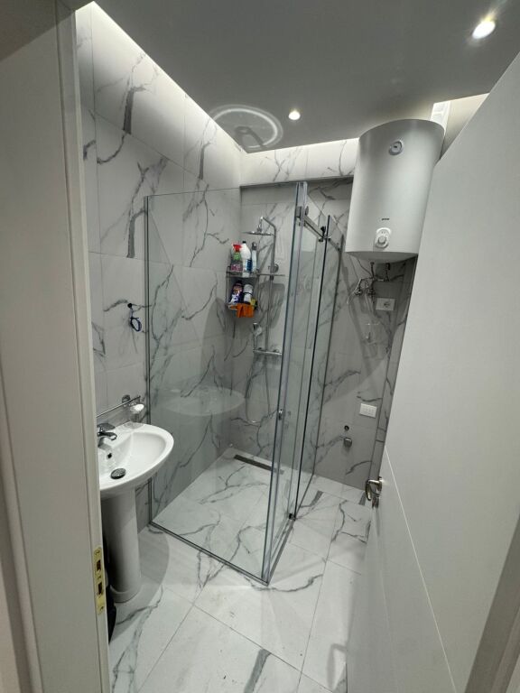 ✨Affittasi appartamento 2+1 ad Astir (Complesso Urban Gate) Superficie: 110 m2+ balcone Illuminazione naturale in tutte le stanze, con vista aperta dal viale Piano: 6 L'appartamento è appena arredato, con mobili e apparecchi completamente nuovi, pronto per essere abitato immediatamente. Posto auto opzionale al piano -1 • Posizione molto favorevole, in uno dei complessi più preferiti nella zona di Astir  Prezzo: • 73.000 Lek/mese (senza posto auto) • 80.000 Lek/mese (con posto auto)