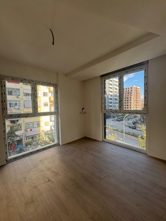 ZYRE ME QERA 100 M2 ASTIR 50.000 LEKE FH-71313