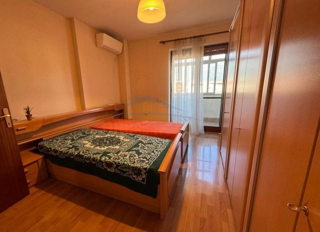 Shitet, Apartament 2+1, Rruga e Barrikadave, Tiranë.​