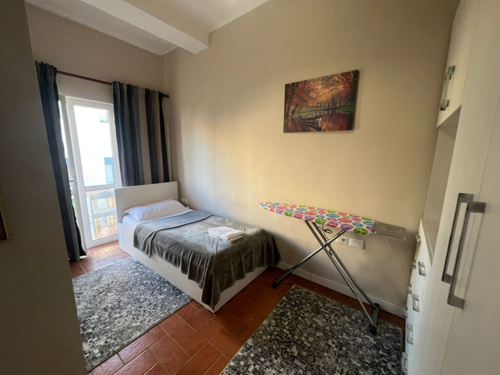 Rruga e Durresit, jepet me qera apartament  2+1.
