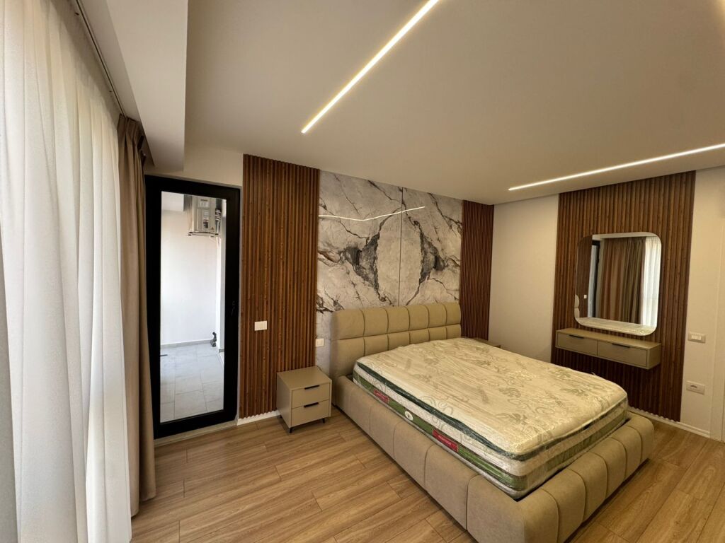 ✨Affittasi appartamento 2+1 ad Astir (Complesso Urban Gate) Superficie: 110 m2+ balcone Illuminazione naturale in tutte le stanze, con vista aperta dal viale Piano: 6 L'appartamento è appena arredato, con mobili e apparecchi completamente nuovi, pronto per essere abitato immediatamente. Posto auto opzionale al piano -1 • Posizione molto favorevole, in uno dei complessi più preferiti nella zona di Astir  Prezzo: • 73.000 Lek/mese (senza posto auto) • 80.000 Lek/mese (con posto auto)