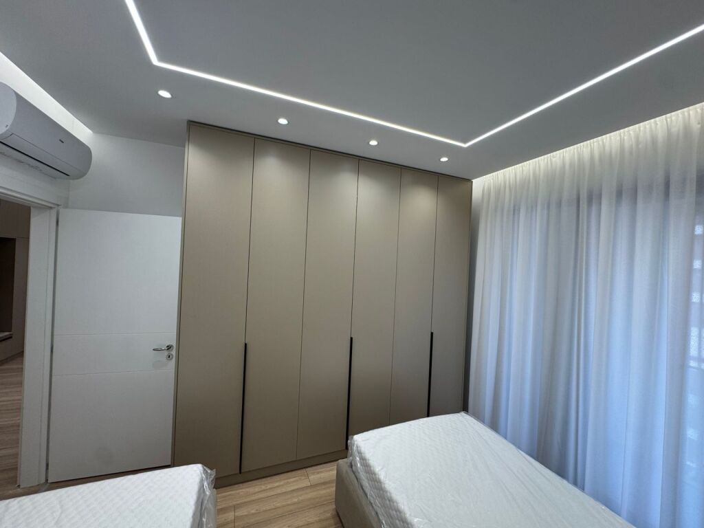 ✨Affittasi appartamento 2+1 ad Astir (Complesso Urban Gate) Superficie: 110 m2+ balcone Illuminazione naturale in tutte le stanze, con vista aperta dal viale Piano: 6 L'appartamento è appena arredato, con mobili e apparecchi completamente nuovi, pronto per essere abitato immediatamente. Posto auto opzionale al piano -1 • Posizione molto favorevole, in uno dei complessi più preferiti nella zona di Astir  Prezzo: • 73.000 Lek/mese (senza posto auto) • 80.000 Lek/mese (con posto auto)