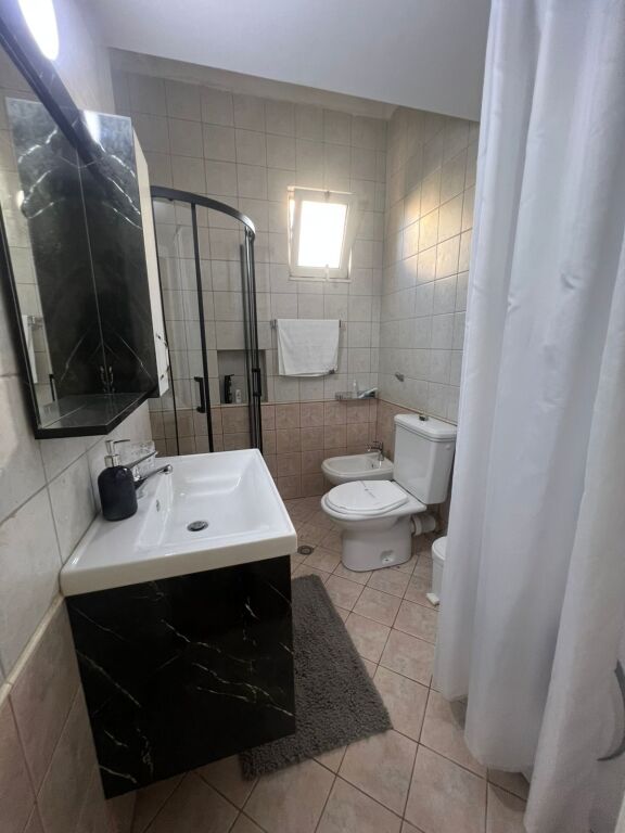 Rruga e Durresit, jepet me qera apartament  2+1.
