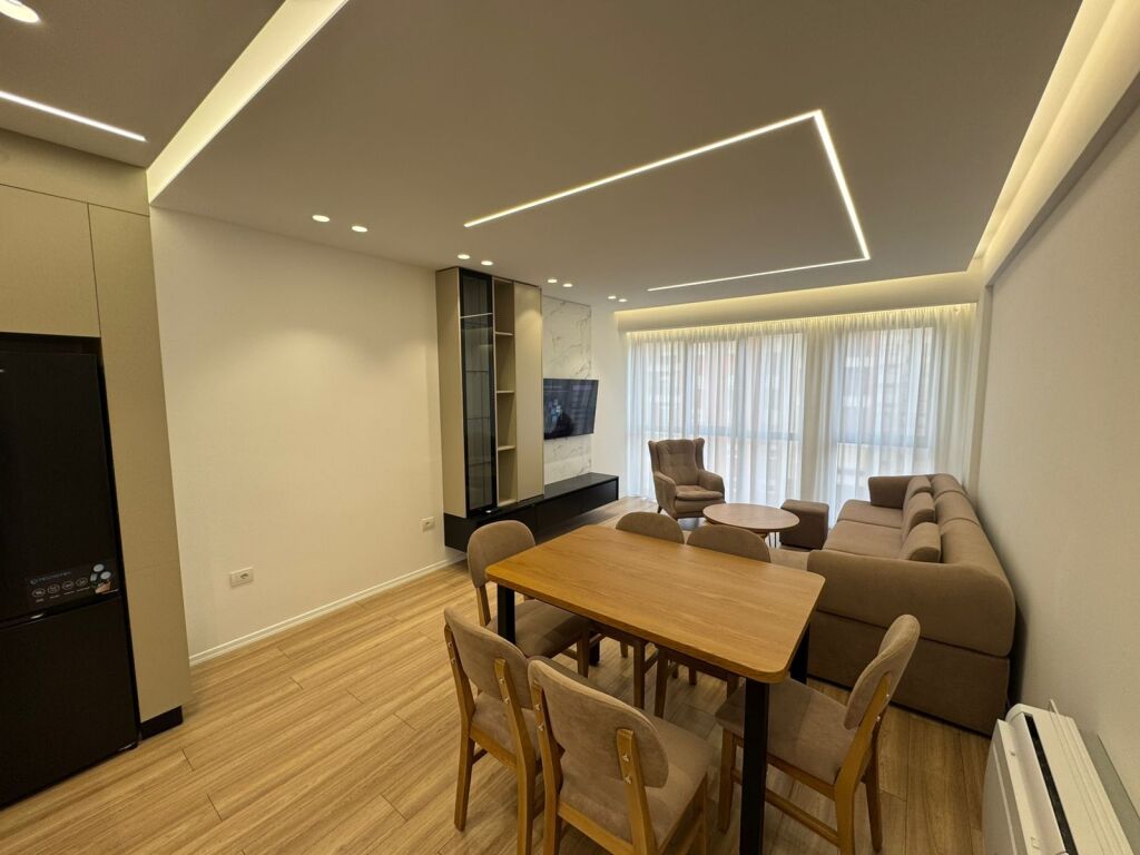 ✨Affittasi appartamento 2+1 ad Astir (Complesso Urban Gate) Superficie: 110 m2+ balcone Illuminazione naturale in tutte le stanze, con vista aperta dal viale Piano: 6 L'appartamento è appena arredato, con mobili e apparecchi completamente nuovi, pronto per essere abitato immediatamente. Posto auto opzionale al piano -1 • Posizione molto favorevole, in uno dei complessi più preferiti nella zona di Astir  Prezzo: • 73.000 Lek/mese (senza posto auto) • 80.000 Lek/mese (con posto auto)