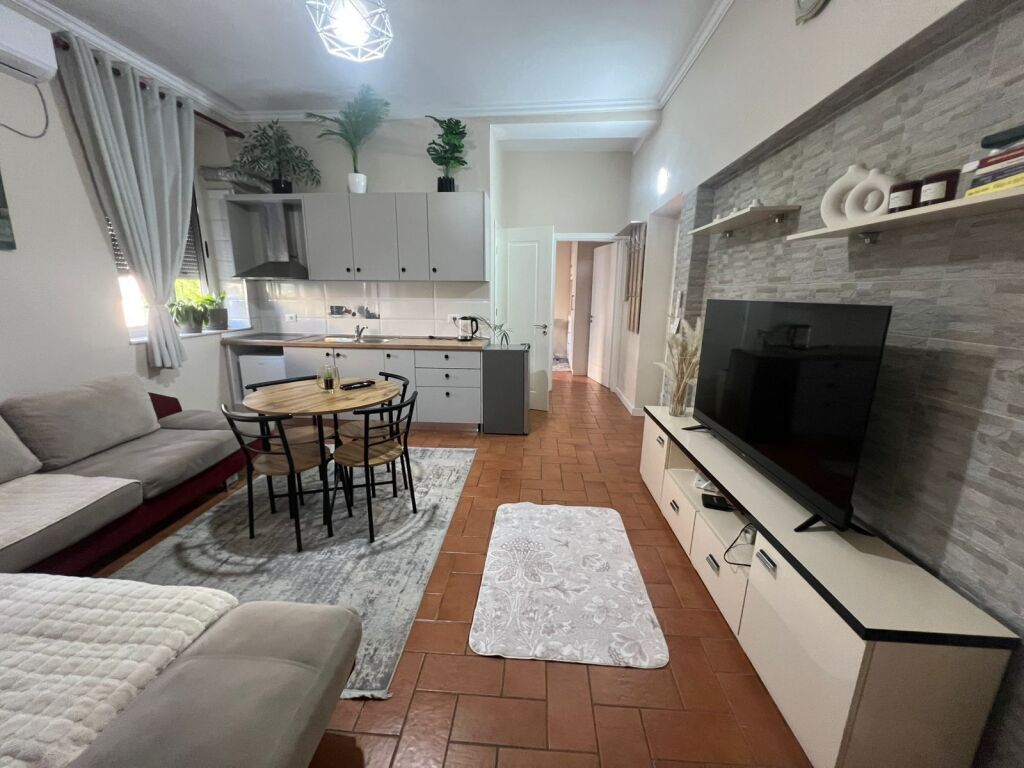 Rruga e Durresit, jepet me qera apartament  2+1.