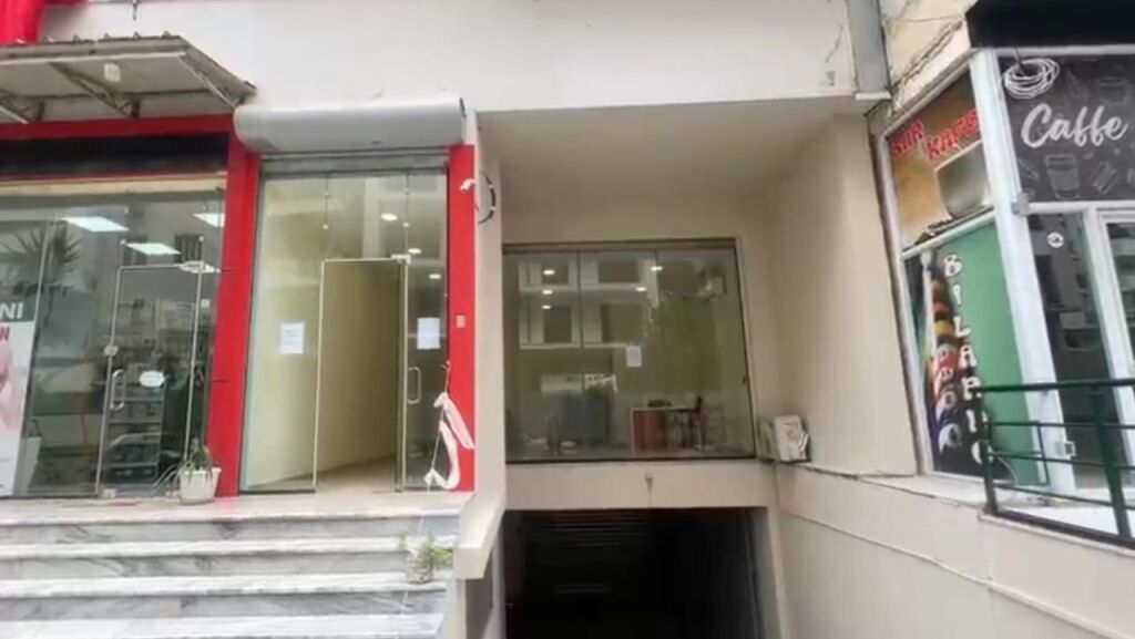 Locale commerciale in vendita Unaza e Re