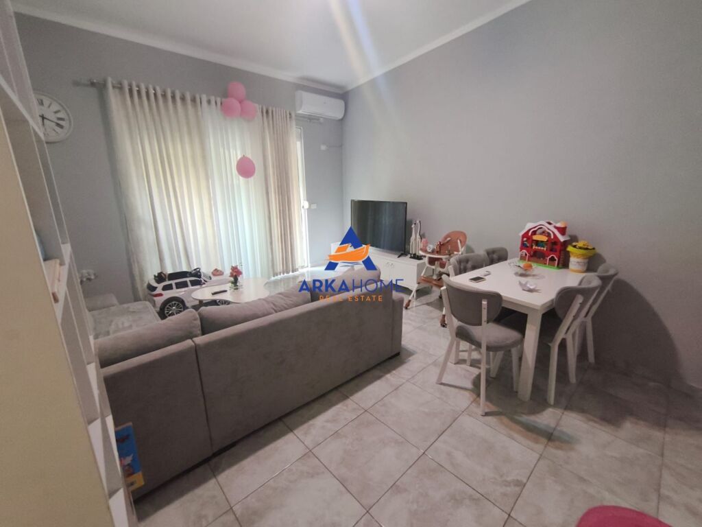 VENDESI APPARTAMENTO 2+1+BALCONE "VICINO AL RISTORANTE FRESKU" 128.000 LEKE