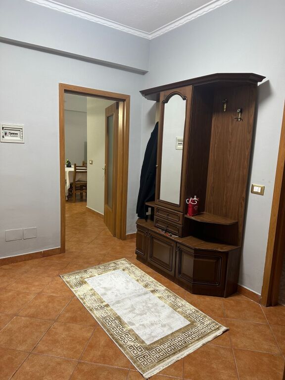 Affittiamo un appartamento 2+1 vicino a Myslym Shyri