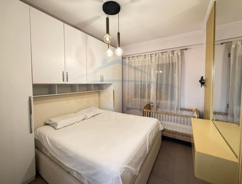Shitet Apartament 1+1 Unaza e Re.