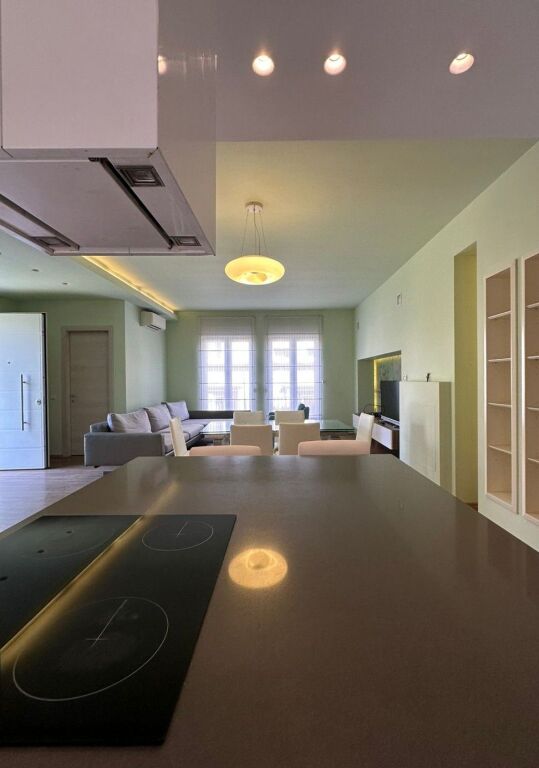 AFFITTASI VILLA SU 4 PIANI – White House, TEG