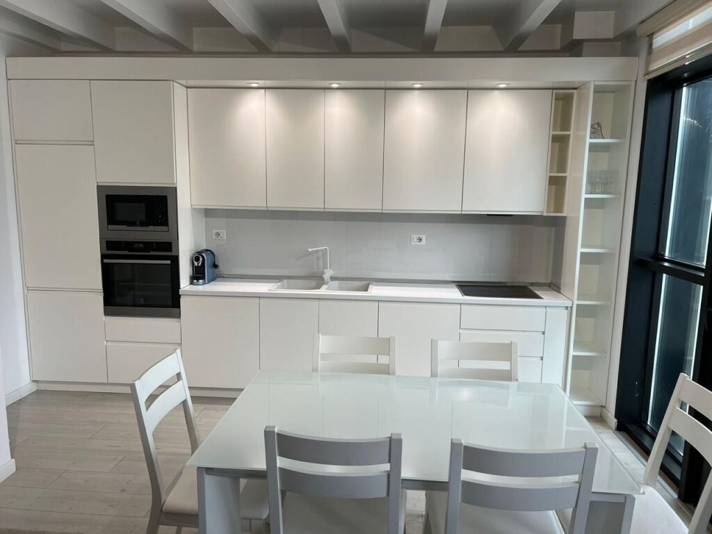 Abbiamo un appartamento con vista mare completa per affitto a lungo termine Lungomare Vlore