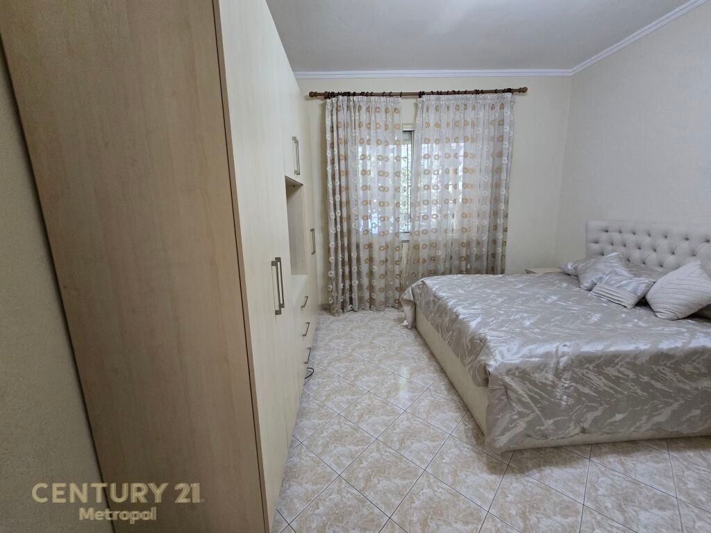 JAPIM SHTEPI PRIVATE NJE KATESHE 3+1+2 ME QIRA PRANE MYSLYM SHYRIT !