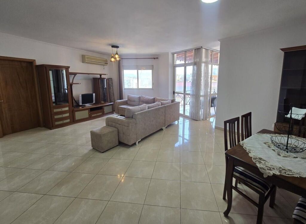🏡 Apartament 2+1 me Qira – Rruga e Barrikadave