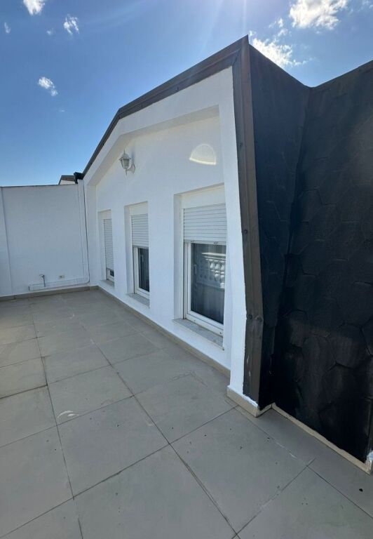 AFFITTASI VILLA SU 4 PIANI – White House, TEG