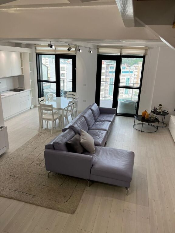 Abbiamo un appartamento con vista mare completa per affitto a lungo termine Lungomare Vlore