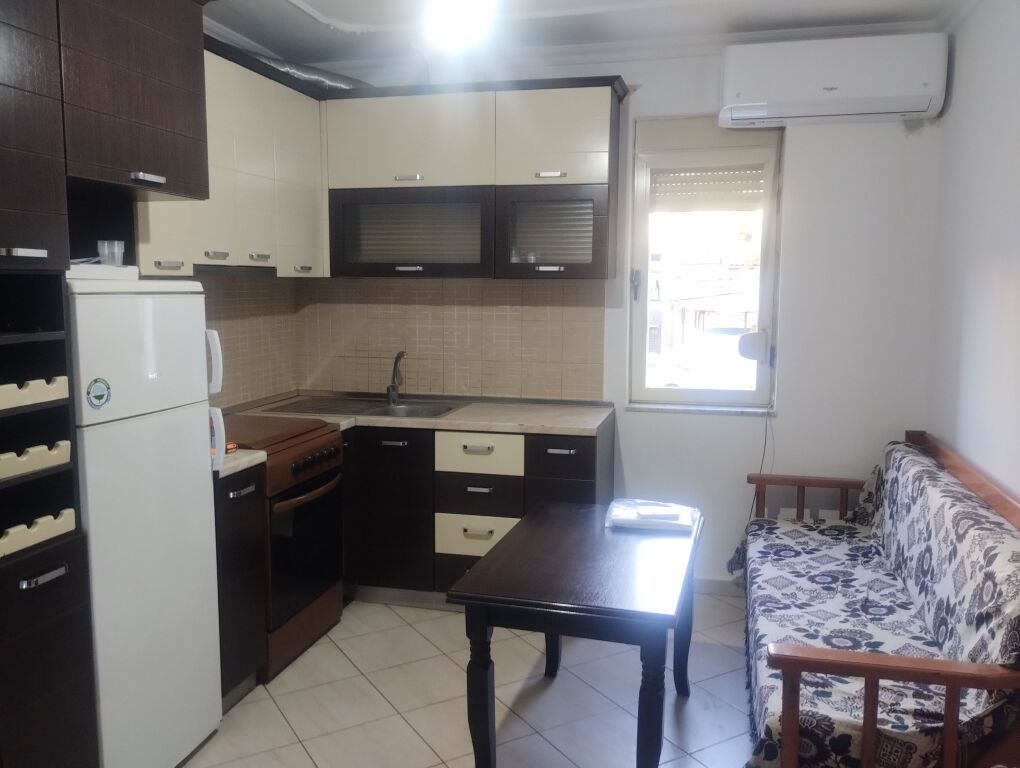 Jepet me qera apartament 2+1+ballkon Rr. Jordan Misja (përballë Harry Fultz)
