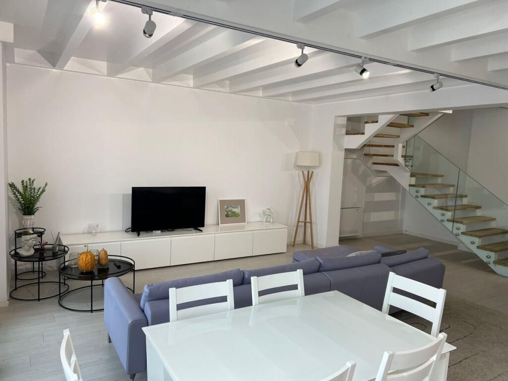 Abbiamo un appartamento con vista mare completa per affitto a lungo termine Lungomare Vlore