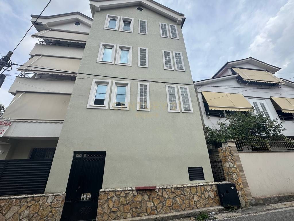 Vilë 4 katshe në shitje tek Kodra e Priftit