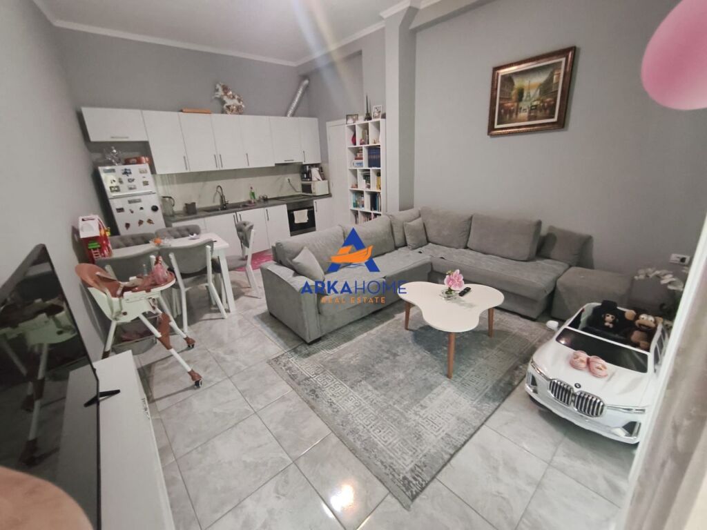 VENDESI APPARTAMENTO 2+1+BALCONE "VICINO AL RISTORANTE FRESKU" 128.000 LEKE
