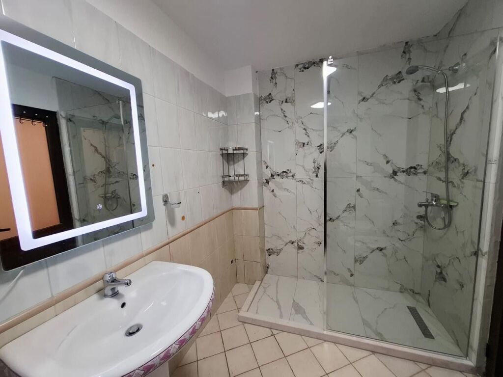 🏡 Appartamento 2+2+1 + balcone in affitto 📍 Via Him Kolli, Myslym Shyri (vicino alla Chiesa Cattolica)