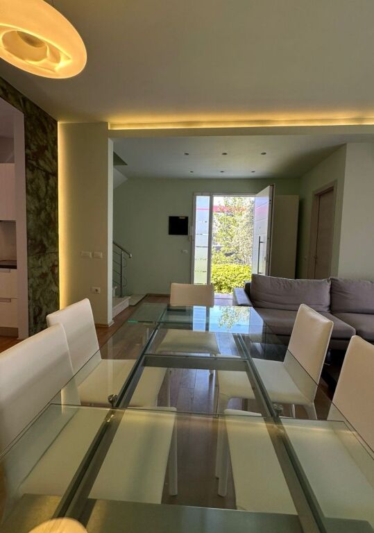 AFFITTASI VILLA SU 4 PIANI – White House, TEG